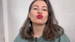 play with her natural red lips m0