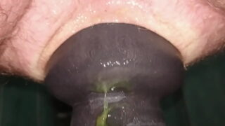 Ivrig homoseksuel numse knepper sig selv dybt med anal plug