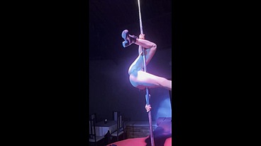 Stripper bem safadinho na boate e brincando com meu cuzinho metendo o plug