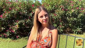 Rebecca, belle blonde, veut deux bites pour baiser