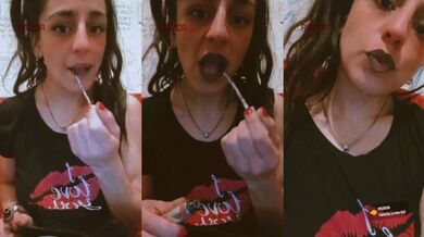 Cámara cerca: fumo y saco la lengua