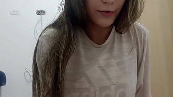 Mi timida hermanastra quiere ser gimnasta y le ayudo d&aacute_ndole la mejor follada de su vida.