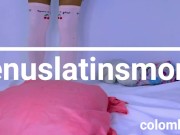 Chica latina en uniforme escolar follando su almohada y casi la descubre su hermanastro