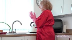 Curvy UK Housewife Camilla Shows Off Her Natural Assets While Soaping Up in the Kitchen!