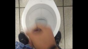 Novinho tocando uma no banheiro da faculdade