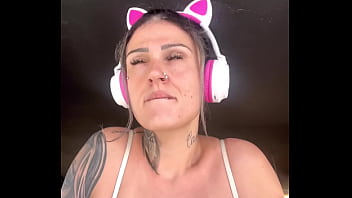 Fiquei com tanto tesao na academia que tirei os peitos pra fora !