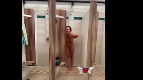 je demande a un campeur de me filmer pendant la douche... il ne c est pas fait...