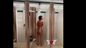 je demande a un campeur de me filmer pendant la douche... il ne c est pas fait...