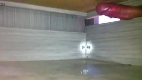 Usando a gaveta da mesa pra gozar