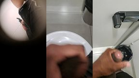 punhetinha no banheiro publico