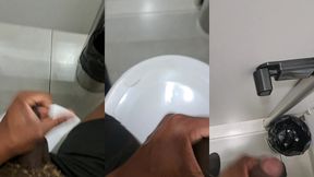 punhetinha no banheiro publico