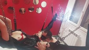 mange moi la chatte sur la balancoire