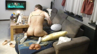 Des gays allemands amateurs en lingerie résille se font enculer à cru.