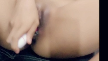 Jeimy jugando con su vibrador