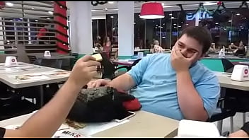 Gordinho safado comendo bolacha no Habbib&#039_s