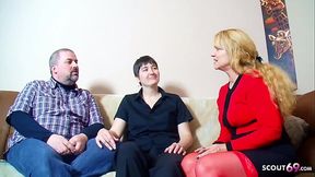Echtes deutsches Ehepaar zum Dreier mit reifer Frau vor Kamera &uuml_berredet