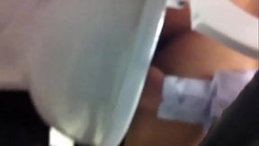 Espiando a modelo en el ba&ntilde_o