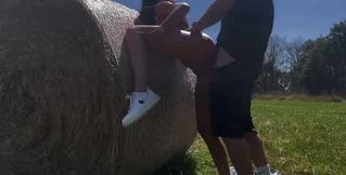 je fourre mon canon de femme contre la paille