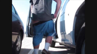 Amatør buttede homoseksuelle fyre med kæmpe pikke suger udendørs og sprænger massive sæd på boblerumper