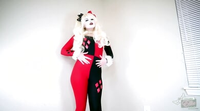 Ellie Idol embodies Harley Quinn in a fetish cosplay solo session