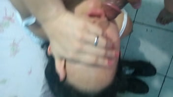 Putinha casada tomando todo meu leitinho e o corno s&oacute_ assistindo no sofa