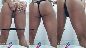 safada colocando o plug anal no banheiro do clube