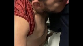 orgia de sexo gay latino s&oacute_ desconhecidos, sem camisinha no banheiro da Rodovi&aacute_ria. - Ep01