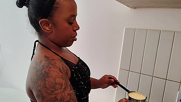Uma linda anã fodida pelo coelhinho da páscoa
