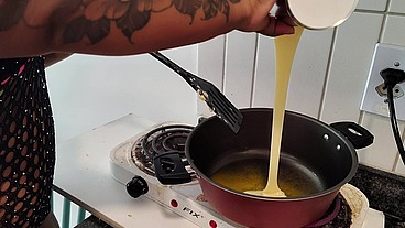 Uma linda anã fodida pelo coelhinho da páscoa
