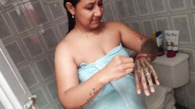 mi hermanastra me graba mientras estoy desnuda bañándome, le dije entra y nos empezamos acariciar