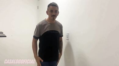 Marido me levou no massagista e acabei dando para ele… marido pegou no flagra e entrou na putaria