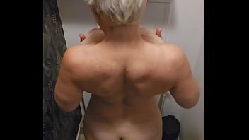 Je m&#039_amuse au toilette compl&egrave_tement nue et mouiller