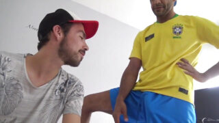 Sıcak amatör Fransız genç erkekler, farklı ırklardan çiftlerin korunmasız cinsel ilişkisine giriyor ve içlerine boşalıyorlar.