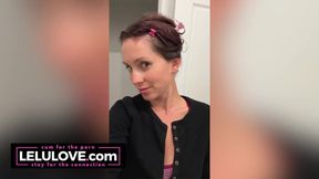 Big boobs babe shows off bare feet in jeans