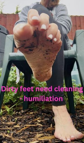 Dirty feet in the garden, clean them!