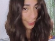 Putita afeminada con disfraz de gatita termina masturbando su gordo culo