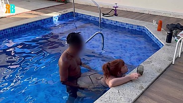 Festinha Liberal! Marido corno bi não resistiu e mamou negão junto com a esposa. Corninho chupando comedor da hotwife
