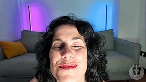 EMMA SMILE MILF SHOWS HER NOSTRILS PRESSING HER NOSE FETISH