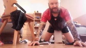 Meine Sissy Schwuchtel Andreas fickt einen Eimer.