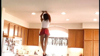 MILF asiatica amatoriale con la figa stretta fa un pompino sciatto e si masturba prima di farsi scopare nel culo e venire in bocca