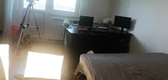 Haarige MILF houdt van het snijden van kleren en stofzuigen in de buff