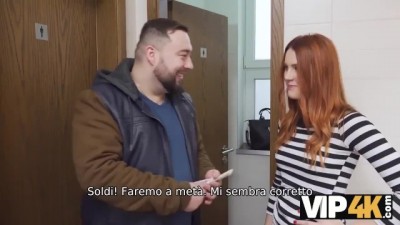 Un Uomo Incontra Il Dolce Zenzero Al Centro Commerciale e La Scopa per Soldi