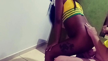 COMENU A MULHER DO MEU patrao VENDO A COPA DO MUNDO gostosa