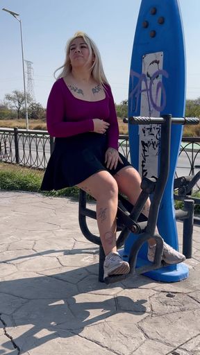 SHE SHOWS HER TITS IN PUBLIC AND SUCKS IT IN THE AIR