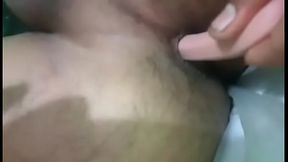 se mete y saca una salchicha de manera incre&iacute_ble