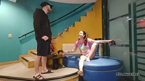 Hermanastro jugando a la play me da un cum