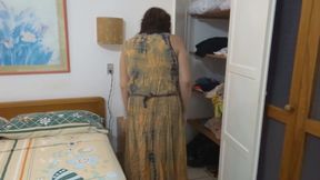 I Jerk off and Cum While Watching My Stepmother Put on a Bikini