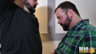 Fetischvideo von Dean Gauge und Aiden Storm mit Bären-Tattoos beim Analverkehr,