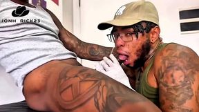 boyceta tatuador aceitou meu pau como pagamento