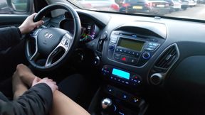 Hot milf in stockings seduces a taxi driver in the car